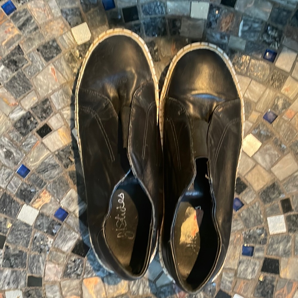 CLASSIC BLACK J SLIDES